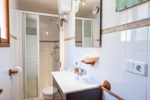 A bathroom at Can Mateu