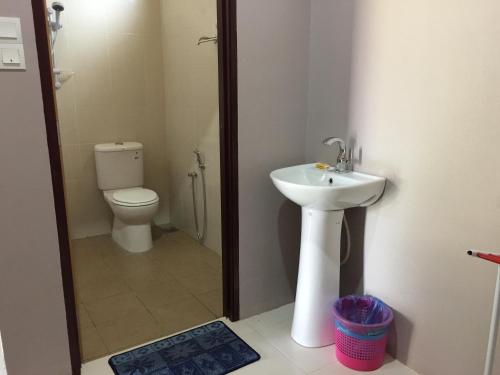 A bathroom at Harmony Guesthouse Sdn Bhd