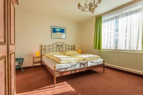 Tempat tidur dalam kamar di Appartementhaus Jägerheim