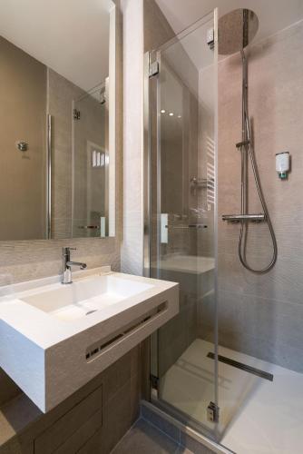 a bathroom with a sink and a shower at Hôtel La Villa Tosca in Cannes