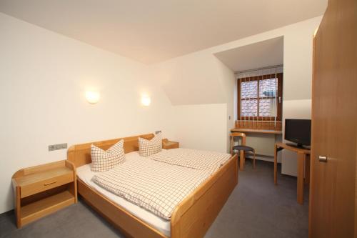 En eller flere senger på et rom på Hotel-Landgasthof Schuster