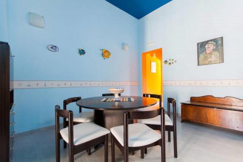 jadalnia ze stołem, krzesłami i łóżkiem w obiekcie Seaside Apartment w mieście San Vito lo Capo