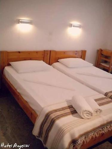 Una cama o camas en una habitación de Hotel Angeliki