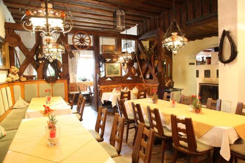 
Ein Restaurant oder anderes Speiselokal in der Unterkunft Hotel-Landgasthof Schuster 

