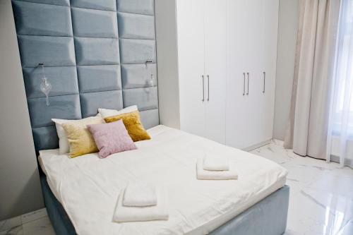 um quarto com uma cama grande e uma cabeceira azul em Elegant City Center Zyblikiewicza 14 em Cracóvia