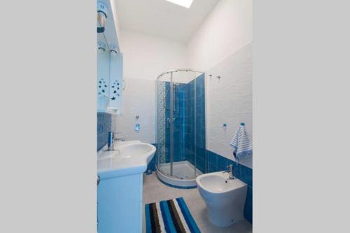 łazienka z umywalką, wanną i toaletą w obiekcie Seaside Apartment w mieście San Vito lo Capo