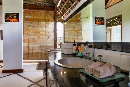 a bathroom with a sink and a mirror at Villa Bahagia in Nusa Lembongan