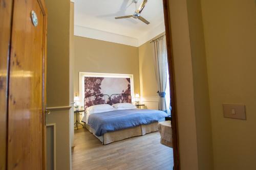 a bedroom with a bed and a ceiling fan at Locanda di Pietracupa in Tavarnelle in Val di Pesa