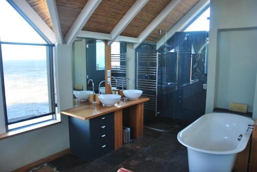 A bathroom at Seaview Apartment in Muizenberg