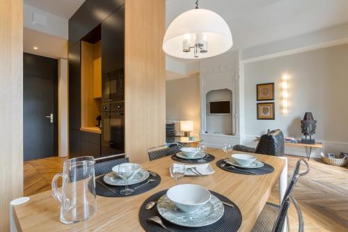 une salle à manger et un salon avec une table et des chaises dans l'établissement Quai-Royale, à Lyon