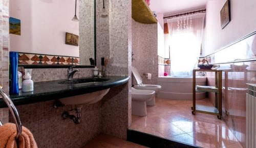 bagno con lavandino e servizi igienici di Apartment Trapani a Trapani