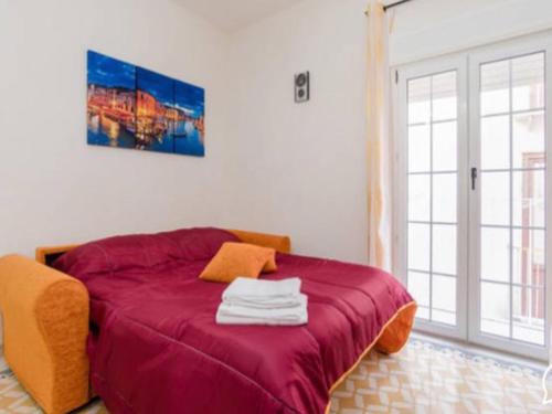 トラーパニにあるAppartamento ad uso Turistico Trapani Oneの赤いベッド1台(赤い毛布付)が備わるベッドルーム1室が備わります。