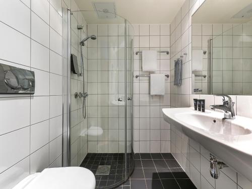 Clarion Hotel Oslo Airport tesisinde bir banyo