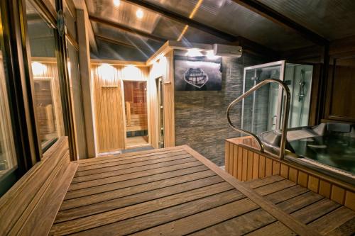 a wooden walkway in the back of a tiny house at Levendula Hotel in Algyő