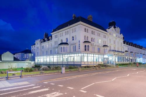 een groot wit gebouw aan de straatkant bij Hydro Hotel in Llandudno