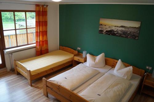 Postel nebo postele na pokoji v ubytování Gästehaus zur Mühle Dehm