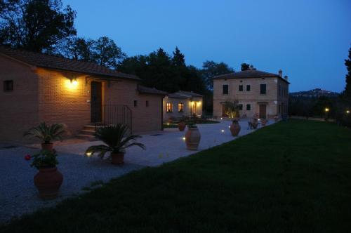a driveway leading to a house at night at Piccolo Hotel San Valentino in Cristena