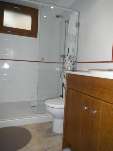 y baño con ducha, aseo y lavamanos. en Ground floor apartment La Recoleta PP007 en Torrevieja