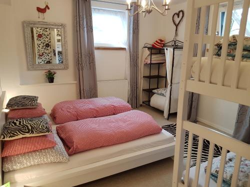 ein Zimmer mit einem Bett mit Kissen darauf in der Unterkunft Haus Valder in Niedernsill