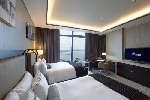 Кровать или кровати в номере Fairmont Baku, Flame Towers
