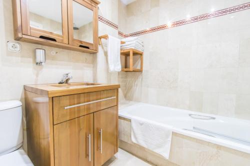 Ένα μπάνιο στο Apartamento Almunia