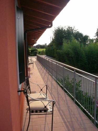 two benches sitting on a balcony of a building at Agriturismo Al Dugale in Lazise