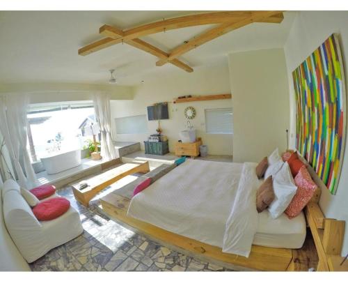 a large bedroom with a large bed and a couch at Kenting Sun Light Inn in Eluan