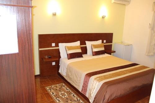 a bedroom with a large bed in a room at Residencial Pinho Verde in Mealhada