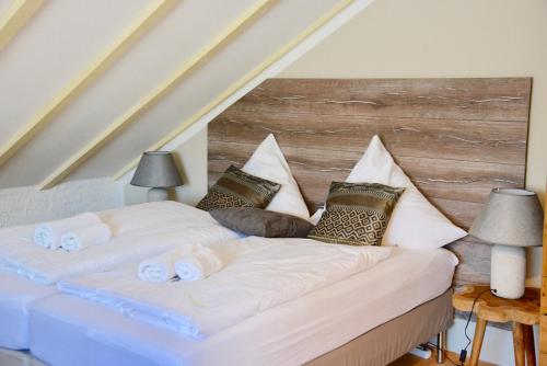 アレンスバッハにあるRuheoase am Bodenseeのベッドルーム1室(白いシーツと枕のベッド2台付)