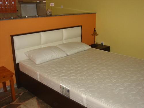 - une chambre avec un grand lit doté d'un matelas blanc dans l'établissement Zavitsa, à Xiropigado