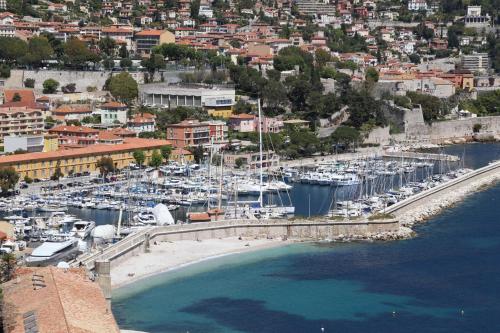 uma vista aérea de um porto com barcos em Hotel De La Darse em Villefranche-sur-Mer