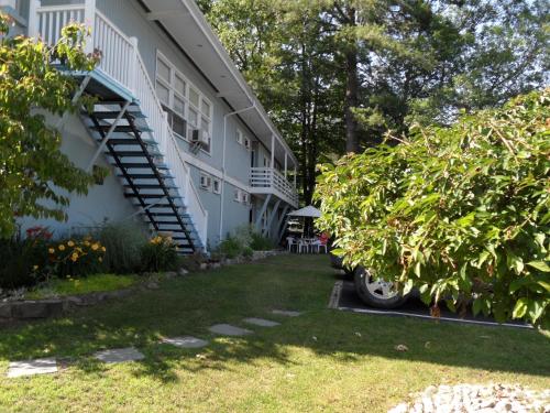 Lido Motel Lake Georgeにある庭