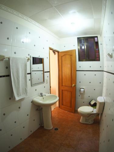 Ett badrum på Hostal Butch Cassidy