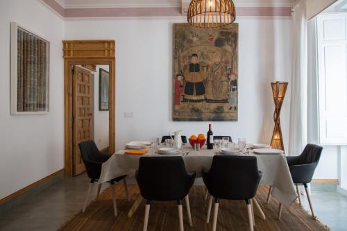 a dining room with a table and chairs at El sitio de Adrian in Madrid