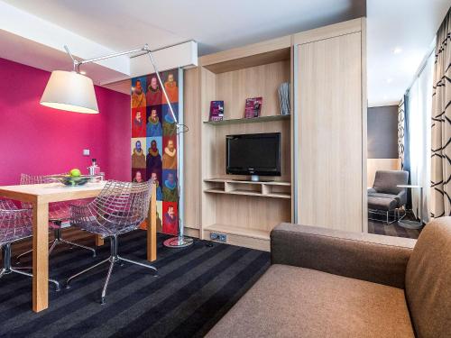 Телевизор и/или развлекательный центр в Mercure Amsterdam City Hotel