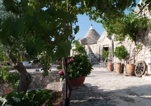 a garden with a building in the background at Dimora Casanoja in Noci