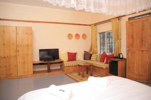 TV a/nebo společenská místnost v ubytování Kampala Forest Resort - KFR Lodge