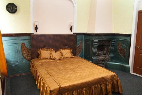 Cama en habitación con chimenea en Margo Hotel, en Járkov