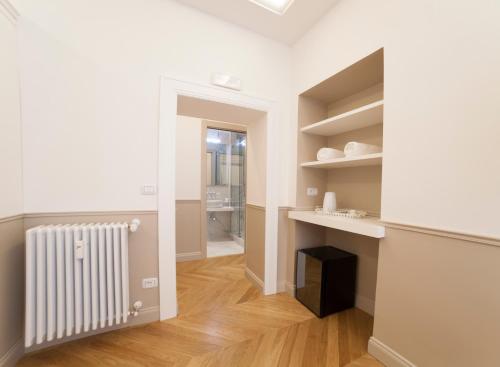 Pokój z grzejnikiem i garderobą w obiekcie Margherita Suites w Rzymie