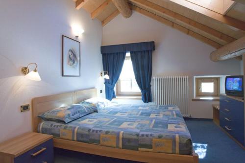 una camera con un grande letto e una finestra di Santin Apartments a Livigno
