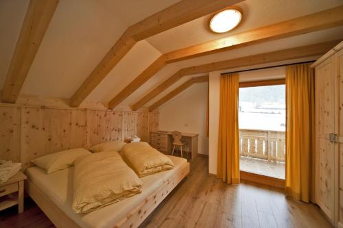 En eller flere senge i et værelse på Bartlmairhof