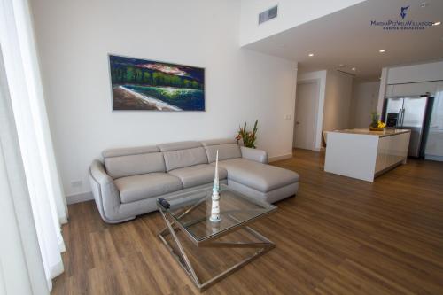 a living room with a couch and a table at Las Villas Marina Pez Vela in Quepos