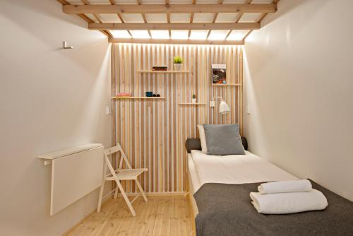 Habitación pequeña con cama y escritorio. en Dream Hostel & Hotel Tampere, en Tampere