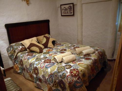 uma cama com almofadas num quarto em La Barraca d'en Salvador em Deltebre