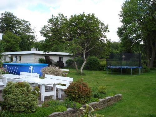 a yard with a picnic table and a house at Mikkelborg Kro in Rødding