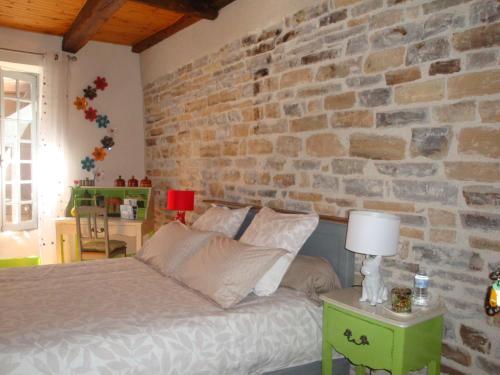 A bed or beds in a room at D'Ici et D'Ailleurs