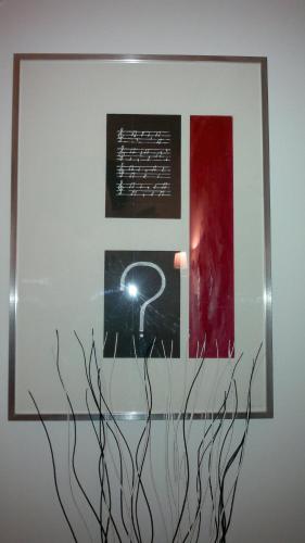 a picture frame with a picture of a plant at Hotel Jardim in Coimbra