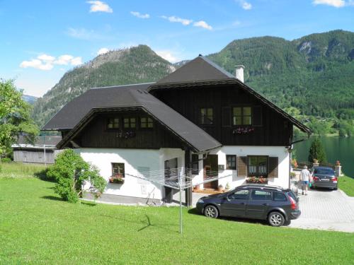 ein Haus mit einem davor geparkt in der Unterkunft Ferienwohnung Syen in Grundlsee