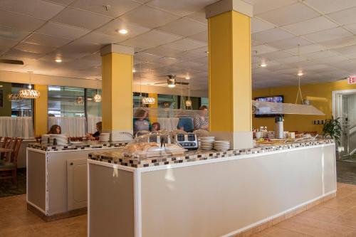 un ristorante con persone sedute al bancone di Grande Shores Ocean Resorts Condominiums a Myrtle Beach