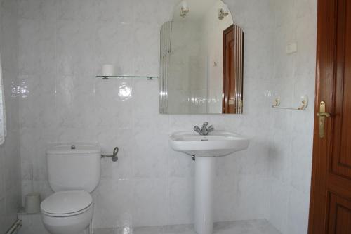 Bilik mandi di Hostal Pereiriña
